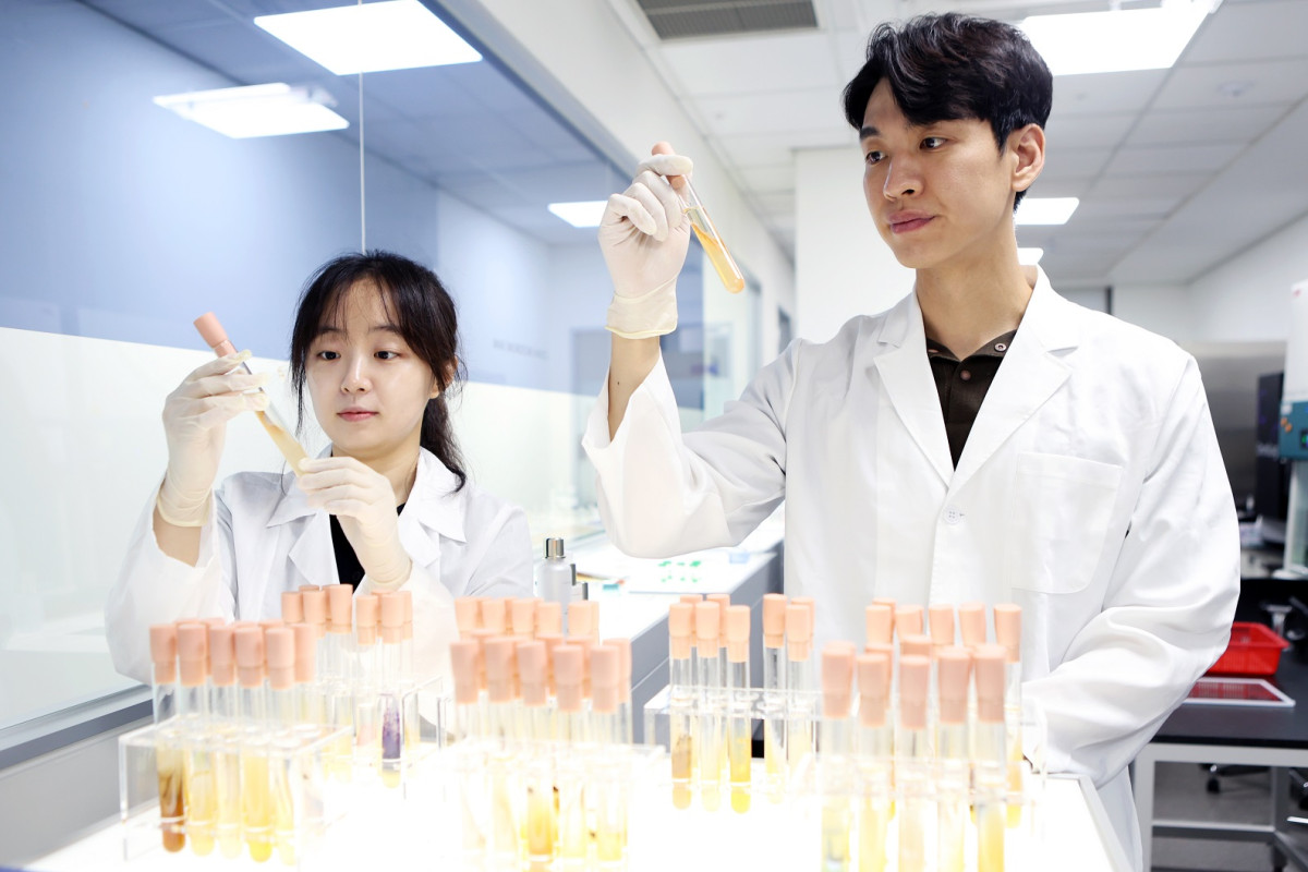 ▲코스맥스 R&I센터 마이크로바이옴랩 연구원들이 마이크로바이옴 배양액을 확인하고 있다. (사진제공=코스맥스)