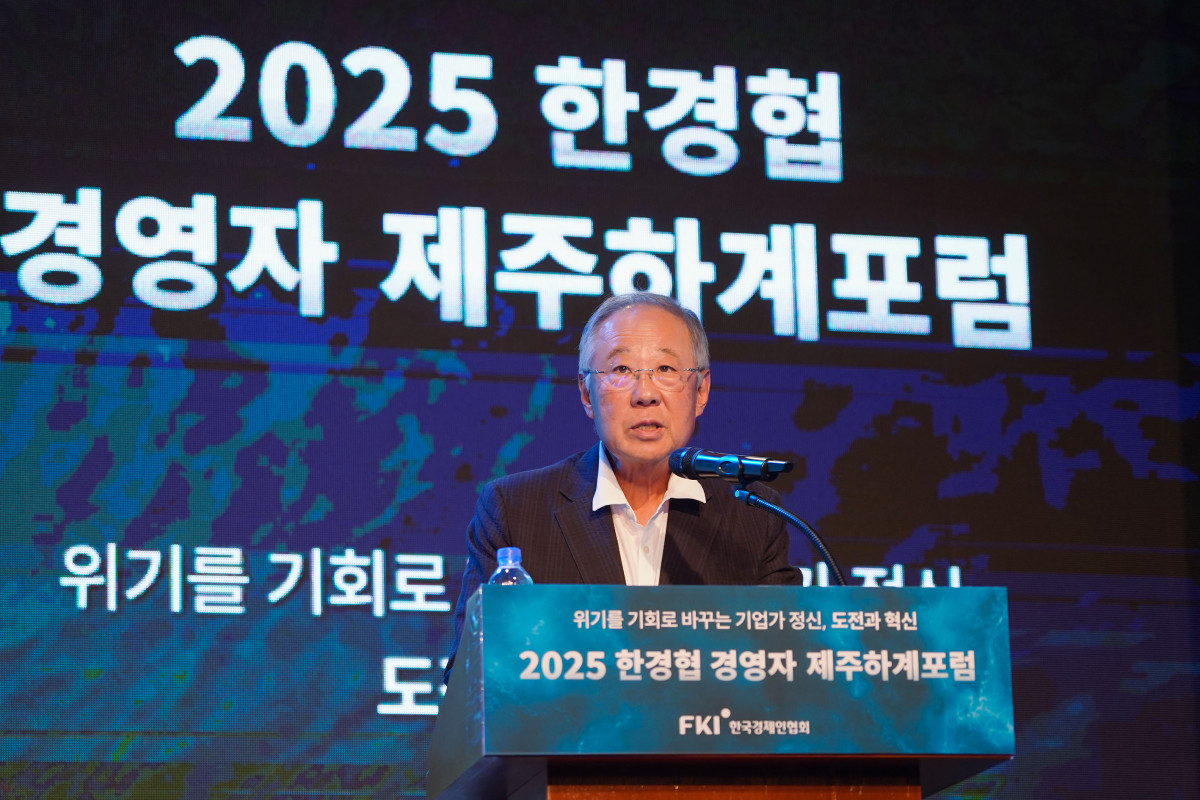 ▲류진 한경협 회장이 16일 제주 롯데호텔에서 열린 ‘2025 한경협 CEO 제주하계포럼’에서 인사말을 하고 있다. 이번 포럼은 16일부터 19일까지 제주도 롯데호텔에서 ‘위기를 기회로 바꾸는 기업가정신, 도전과 혁신’을 주제로 열리며 500여 명의 기업인이 참가해 기업가정신과 미래 전략을 모색할 예정이다. (한경협)