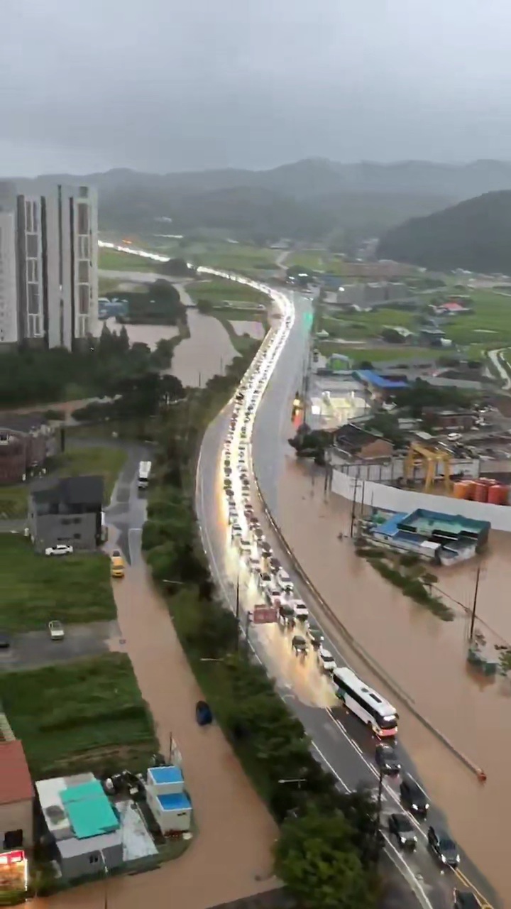 ▲충남 서해안을 중심으로 강한 비가 내린 17일 새벽 충남 서산시 성연면 성연삼거리가 폭우로 잠긴 가운데 출근길 차량정체가 빚어지고 있다.  (연합뉴스)