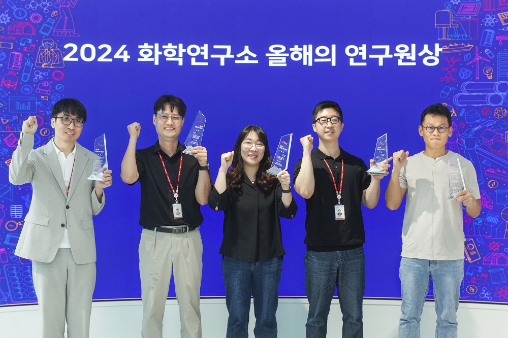 ▲SK케미칼이 경기도 성남시 판교 에코랩(ECOLAB)에서 제8회 올해의 연구원상을 시상식을 열었다. 왼쪽부터 대상을 수상한 기능소재연구실 박준용 매니저와 유영만 PL, 그린소재연구실 문정미·오현우 매니저, 장려상을 수상한 그린소재연구실 김상우 매니저가 수상 후 기념사진을 촬영하고 있다. (사진제공=SK케미칼)