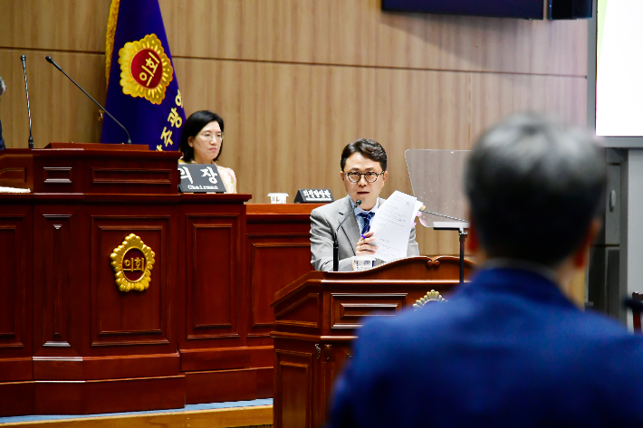 ▲광주광역시의회 박수기 의원이 15일 열린 제334회 광주시의회 임시회 본회의에서 시정질문을 하고 있다. (사진제공 광주시의회)