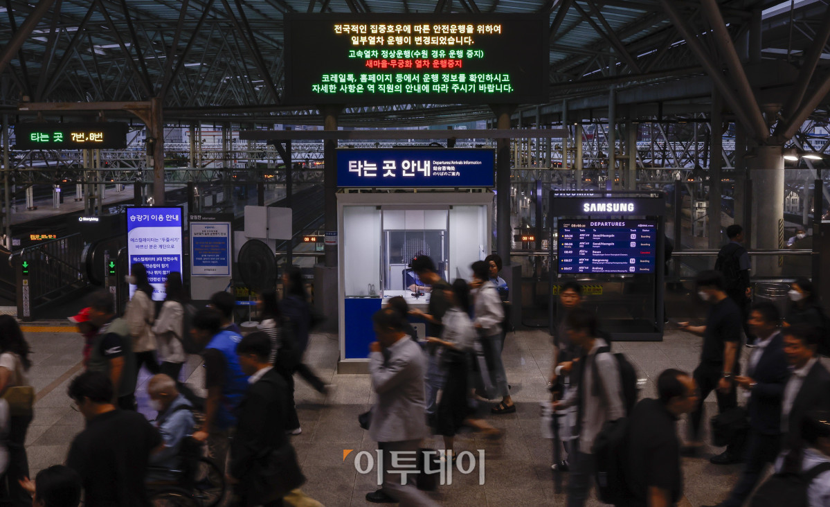 ▲중부지방을 중심으로 강한 비가 내리면서 전국 각지에서 일부 열차 운행이 중지된 17일 서울 용산구 서울역 대합실 전광판에 집중호우로 인한 일부열차 운행 변경 안내가 나오고 있다. 코레일은 이날 새벽 4시 반 기준 경부선 서울역과 대전역 사이, 장항선 천안역과 익산역 사이, 서해선 홍성역과 서화성역 사이 일반 열차 운행을 멈춘다고 밝혔다. 조현호 기자 hyunho@