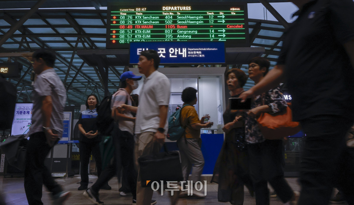 ▲중부지방을 중심으로 강한 비가 내리면서 전국 각지에서 일부 열차 운행이 중지된 17일 서울 용산구 서울역 대합실 전광판에 집중호우로 인한 일부열차 운행 변경 안내가 나오고 있다. 코레일은 이날 새벽 4시 반 기준 경부선 서울역과 대전역 사이, 장항선 천안역과 익산역 사이, 서해선 홍성역과 서화성역 사이 일반 열차 운행을 멈춘다고 밝혔다. 조현호 기자 hyunho@