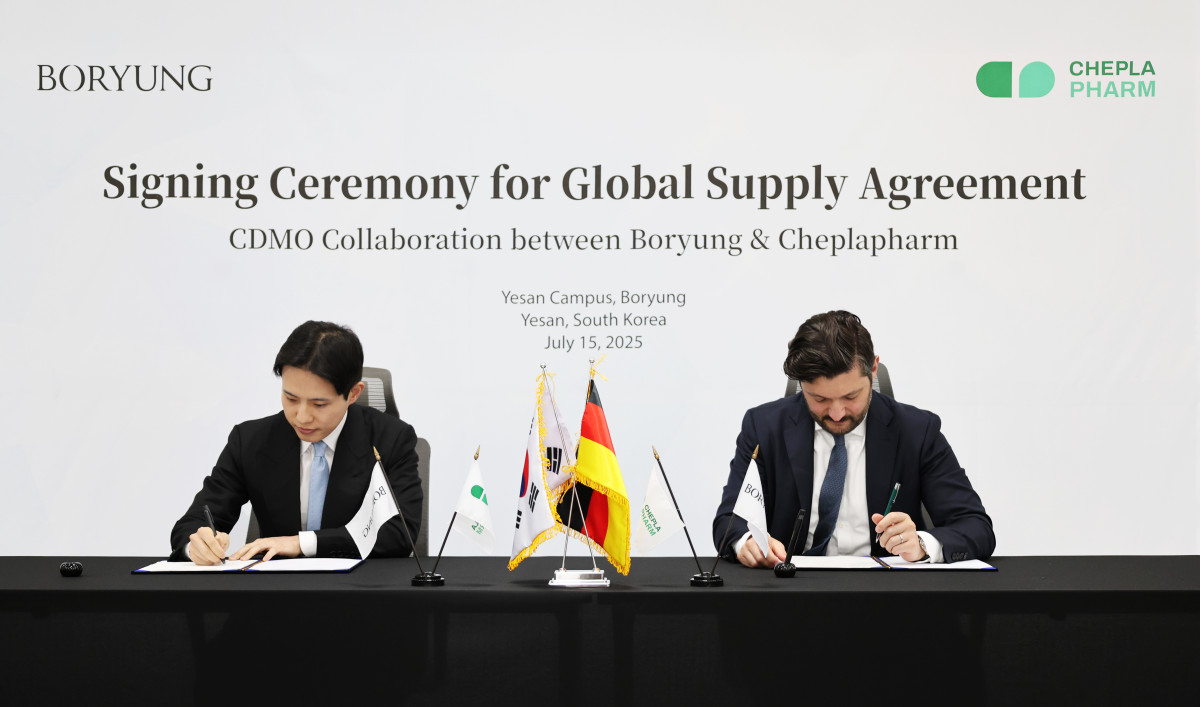 ▲(왼쪽부터) 김성진 보령 CSO와 아르템 게보르키안 체플라팜 부사장이 보령 예산캠퍼스에서 열린 계약 체결식에서 서명하고 있다.  (사진제공=보령)