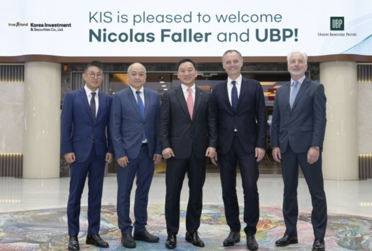 ▲(사진 왼쪽부터) 프란시스 리 UBP 아시아 부문장, 위핑 나 UBP 아시아 자산운용 대표, 김성환 한국투자증권 사장, 니콜라스 팔라 UBP 글로벌 자산운용 대표, 스튜어드 에드가 UBP 아시아전략대표가 16일 서울 여의도 한국투자증권 본사에서 협업 방안을 논의한 다음 기념 촬영을 하고 있다.  (출처=한국투자증권)