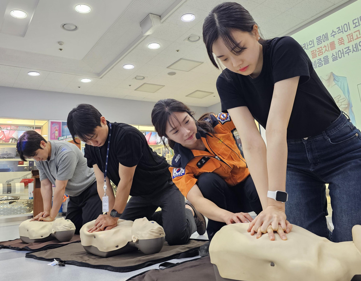 ▲16일 KCC 직원들이 전문 강사의 지도 아래 심폐소생술(CPR) 등 응급처치 교육을 받고 있다. (사진= KCC)