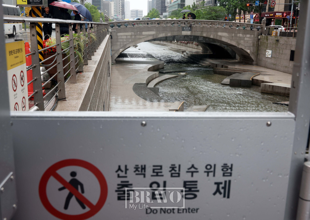 ▲본격적인 장마가 시작, 서울에 호우주의보가 경기·인천에 호우경보가 발령된 20일 서울 청계천 산책로의 출입이 통제돼 있다. 신태현 기자 holjjak@(이투데이DB)
