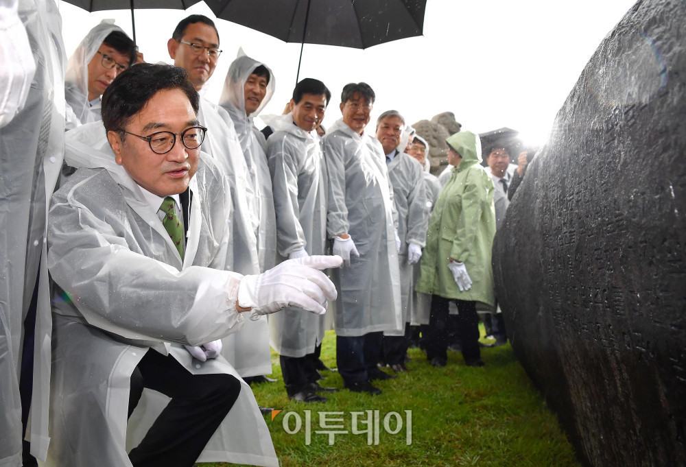 ▲우원식 국회의장, 주호영 부의장, 이학영 부의장, 김병기 더불어민주당 대표 직무대행 겸 원내대표, 서왕진 조국혁신당 원내대표, 천하람 개혁신당 원내대표 등 참석자들이 17일 서울 여의도 국회 잔디마당에서 열린 제77주년 제헌절 기념 상징석 제막식에서 기념촬영을 하고 있다. 상징석에는 국회가 민주주의의 보루로서 ‘12·3 비상계엄’ 해제를 이끌었다는 내용의 문구가 새겨져 있다. 고이란 기자 photoeran@