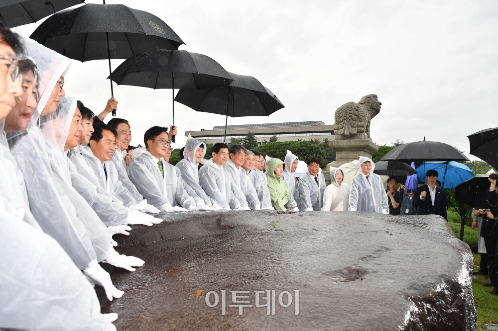 ▲우원식 국회의장, 주호영 부의장, 이학영 부의장, 김병기 더불어민주당 대표 직무대행 겸 원내대표, 서왕진 조국혁신당 원내대표, 천하람 개혁신당 원내대표 등 참석자들이 17일 서울 여의도 국회 잔디마당에서 열린 제77주년 제헌절 기념 상징석 제막식에서 기념촬영을 하고 있다. 상징석에는 국회가 민주주의의 보루로서 ‘12·3 비상계엄’ 해제를 이끌었다는 내용의 문구가 새겨져 있다. 고이란 기자 photoeran@