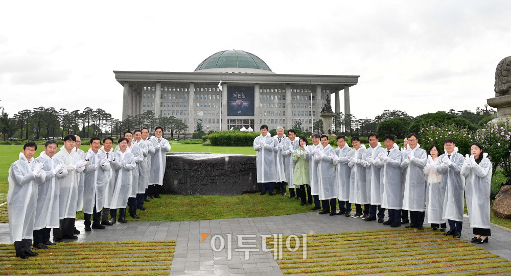 ▲우원식 국회의장, 주호영 부의장, 이학영 부의장, 김병기 더불어민주당 대표 직무대행 겸 원내대표, 서왕진 조국혁신당 원내대표, 천하람 개혁신당 원내대표 등 참석자들이 17일 서울 여의도 국회 잔디마당에서 열린 제77주년 제헌절 기념 상징석 제막식에서 기념촬영을 하고 있다. 상징석에는 국회가 민주주의의 보루로서 ‘12·3 비상계엄’ 해제를 이끌었다는 내용의 문구가 새겨져 있다. 고이란 기자 photoeran@