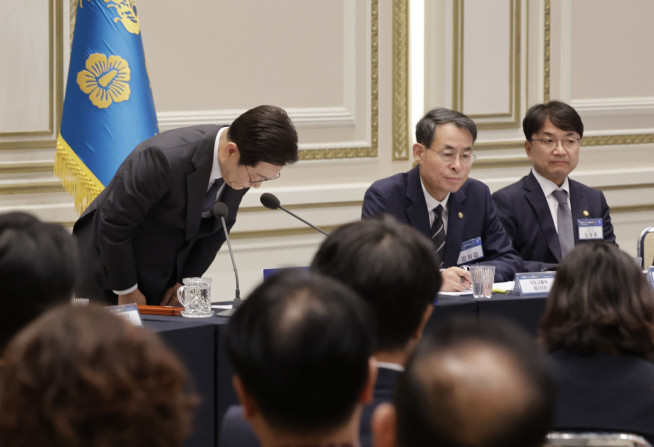 ▲이재명 대통령이 16일 청와대 영빈관에서 '기억과 위로, 치유의 대화' 사회적 참사 유가족 간담회를 하며 참석 유가족들을 향해 허리 숙여 인사하고 있다.  (연합뉴스)