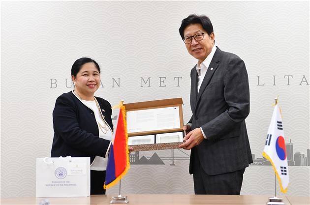 ▲박형준 시장이 이임을 앞두고 방문한 주한 필리핀 대사와 인사를 나누고 있다. (사진제공=부산시청 )