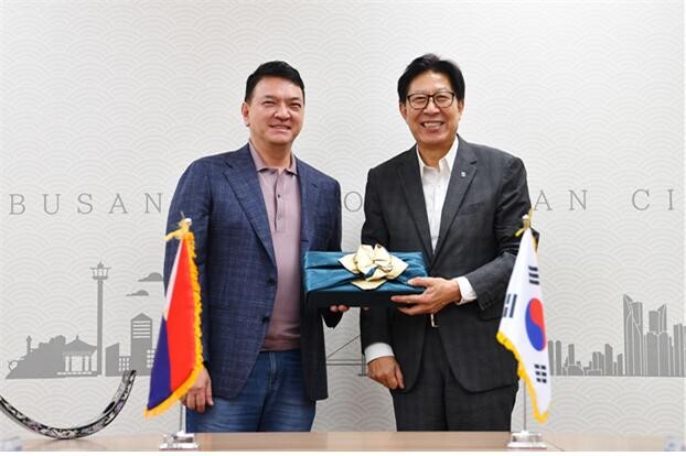 ▲박형준 시장이 레빌라 필리핀 바쿠르시장과 인사를 나누고 있다. (사진제공=부산시청 )