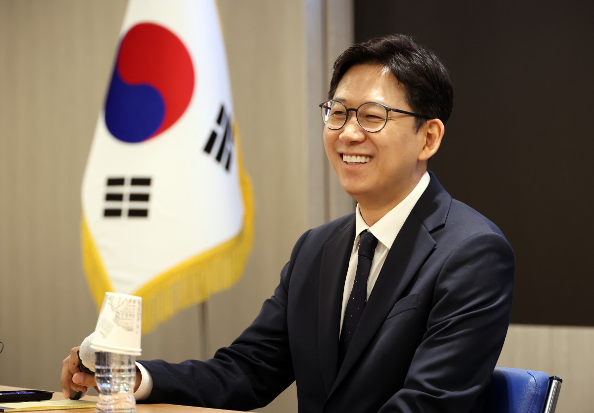 ▲배경훈 과학기술정보통신부 장관이 17일 세종시 정부세종청사에서 취임식을 마친 뒤 가진 직원과의 대화에서 밝은 표정을 짓고 있다. (사진제공=뉴시스)
