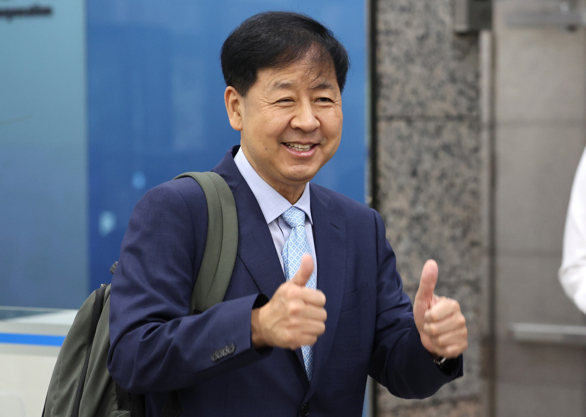▲<YONHAP PHOTO-2000> 구윤철 후보자 양손 '엄지 척'    (서울=연합뉴스) 서명곤 기자 = 구윤철 경제부총리 겸 기획재정부 장관 후보자가 30일 서울 중구 예금보험공사에 마련된 인사청문회 준비사무실로 들어서고 있다. 2025.6.30    seephoto@yna.co.kr/2025-06-30 08:48:59/<저작권자 ⓒ 1980-2025 ㈜연합뉴스. 무단 전재 재배포 금지, AI 학습 및 활용 금지> (연합뉴스)