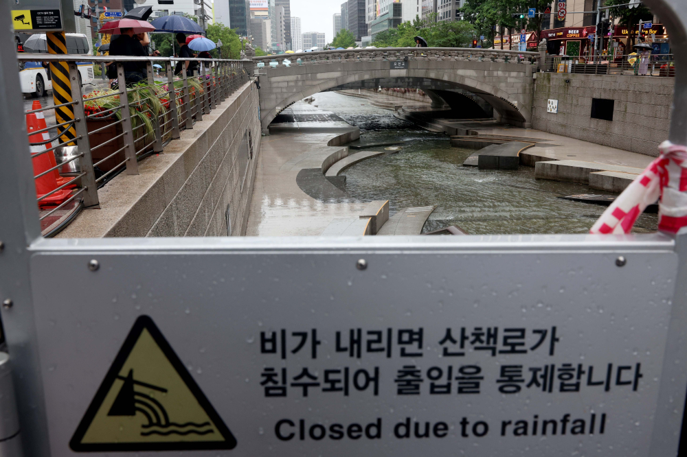 ▲본격적인 장마가 시작, 서울에 호우주의보가 경기·인천에 호우경보가 발령된 20일 서울 청계천 산책로의 출입이 통제돼 있다. 신태현 기자 holjjak@(이투데이DB)