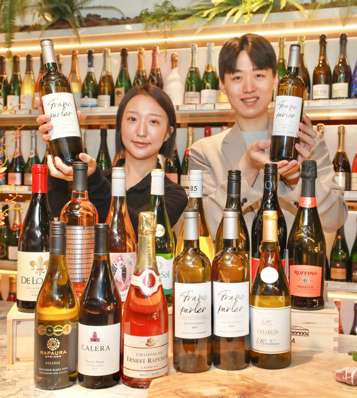 ▲17일 오전 서울 강남구에 위치한 현대백화점 무역센터점 지하 1층 와인웍스 매장에서 직원들이 와인을 소개하고 있다. (사진제공=현대백화점)