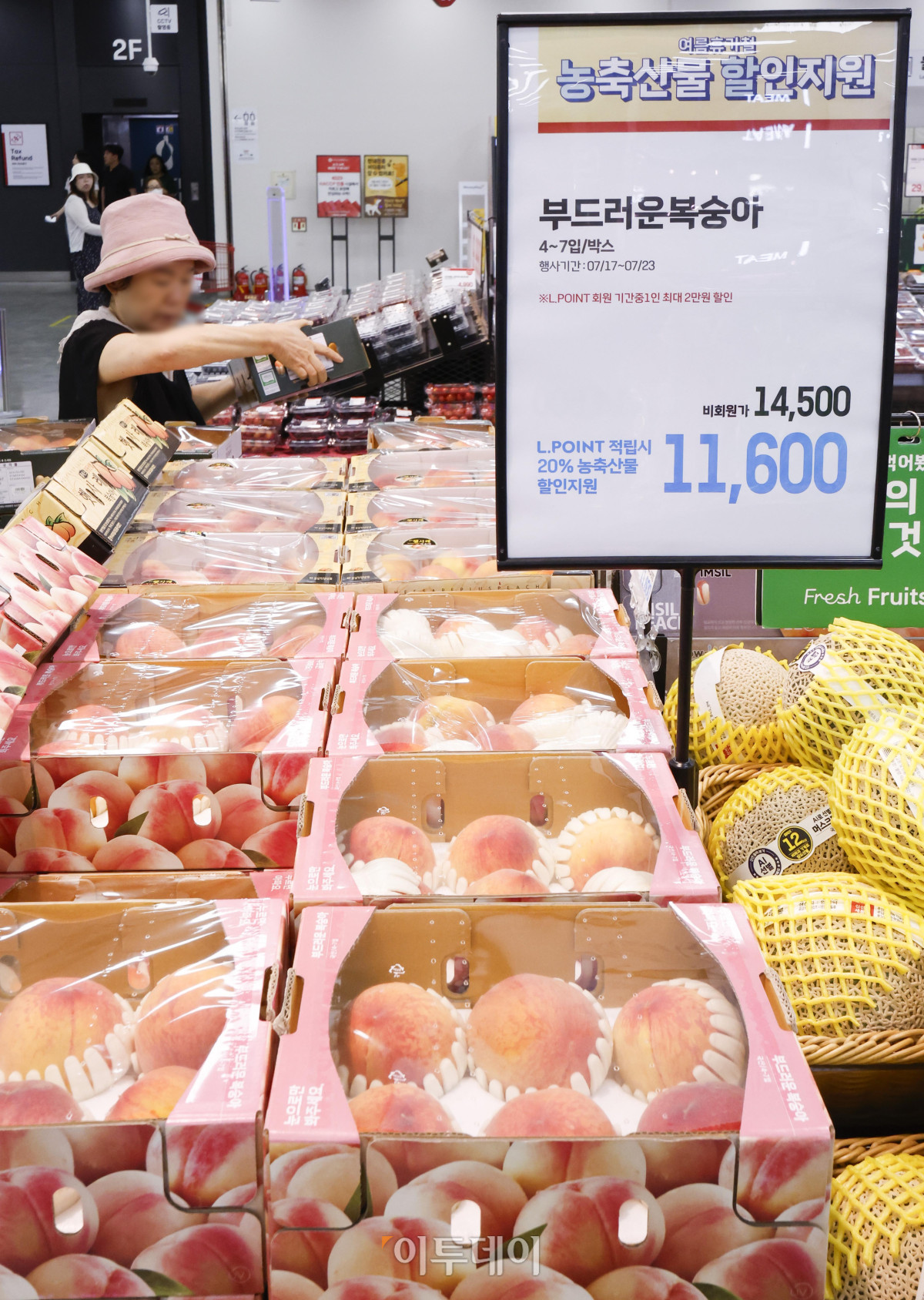 ▲대형마트 3사가 농림축산식품부와 손잡고 밥상 물가 내리기에 나선다. 17일 대형마트업계 및 농림축산식품부에 따르면 이마트·홈플러스·롯데마트는 이날부터 여름 제철 과일이나 필수 채소의 가격을 낮추는 '농축산물 할인지원(농할)' 행사를 진행한다. 이마트는 3주간 배추 등 농산물을 신세계포인트 적립 시 자체 20% 할인가에 농식품부 지원 20%를 적용해 정상가보다 36% 싸게 판매한다. 롯데마트는 23일까지 농식품부와 제철 과일과 채소, 곡류 등 15개 품목을 할인한다. 1인당 최대 2만원까지 할인을 받을 수 있다. 홈플러스는 마이홈플러스 멤버특가 할인에 농할쿠폰 20% 추가 할인 혜택을 제공한다. 이날 서울 시내 한 롯데마트에서 시민들이 장을 보고 있다. 조현호 기자 hyunho@