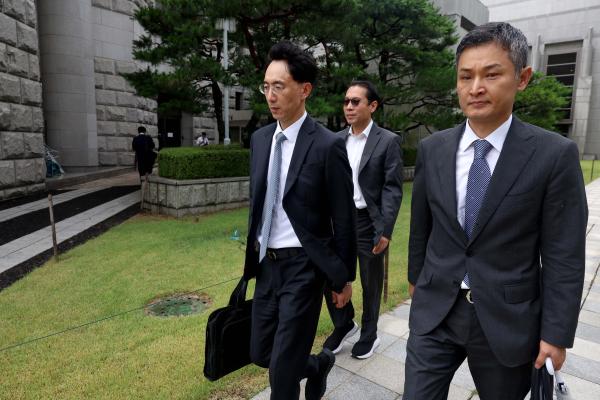 ▲이재용 삼성전자 회장이 9년 전 삼성물산과 제일모직의 부당 합병과 회계부정 혐의에 대해 무죄를 확정받았다. 17일 서울 서초구 대법원에서 열린 이재용 삼성전자 회장의 자본시장과 금융투자업에 관한 법률 위반 등 혐의 관련 상고심에서 무죄가 선고된 뒤 김유진 김앤장 변호사 등 이 회장 변호인단이 법정을 나서고 있다. 신태현 기자 holjjak@