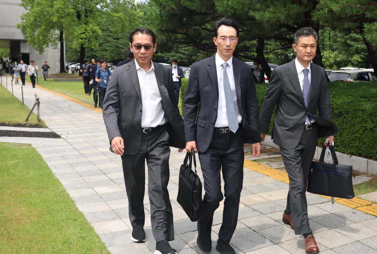 ▲이재용 삼성전자 회장이 9년 전 삼성물산과 제일모직의 부당 합병과 회계부정 혐의에 대해 무죄를 확정받았다. 17일 서울 서초구 대법원에서 열린 이재용 삼성전자 회장의 자본시장과 금융투자업에 관한 법률 위반 등 혐의 관련 상고심에서 무죄가 선고된 뒤 김유진 김앤장 변호사 등 이 회장 변호인단이 법정을 나서고 있다. 신태현 기자 holjjak@