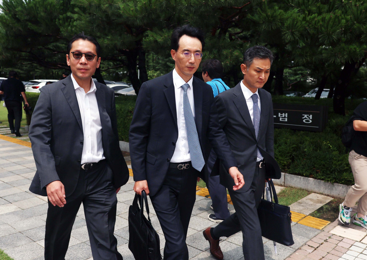 ▲이재용 삼성전자 회장이 9년 전 삼성물산과 제일모직의 부당 합병과 회계부정 혐의에 대해 무죄를 확정받았다. 17일 서울 서초구 대법원에서 열린 이재용 삼성전자 회장의 자본시장과 금융투자업에 관한 법률 위반 등 혐의 관련 상고심에서 무죄가 선고된 뒤 김유진 김앤장 변호사 등 이 회장 변호인단이 법정을 나서고 있다. 신태현 기자 holjjak@