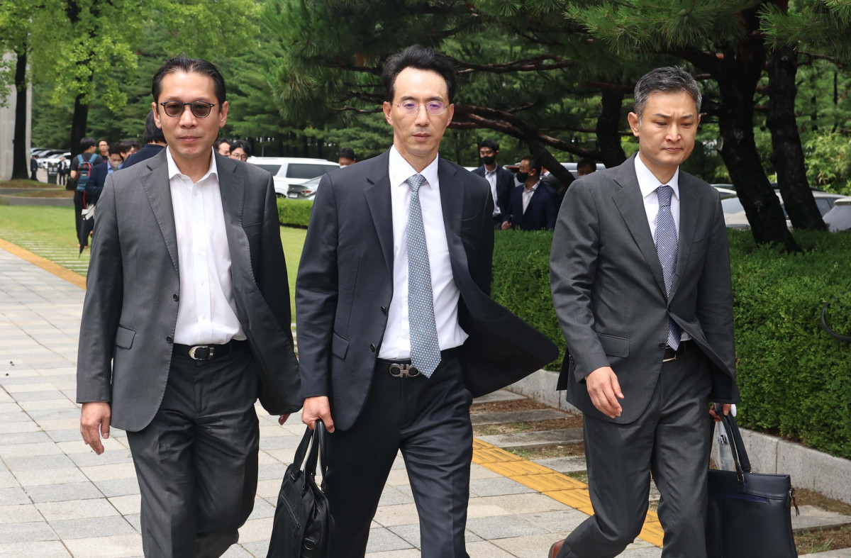 ▲이재용 삼성전자 회장이 9년 전 삼성물산과 제일모직의 부당 합병과 회계부정 혐의에 대해 무죄를 확정받았다. 17일 서울 서초구 대법원에서 열린 이재용 삼성전자 회장의 자본시장과 금융투자업에 관한 법률 위반 등 혐의 관련 상고심에서 무죄가 선고된 뒤 김유진 김앤장 변호사 등 이 회장 변호인단이 법정을 나서고 있다. 신태현 기자 holjjak@