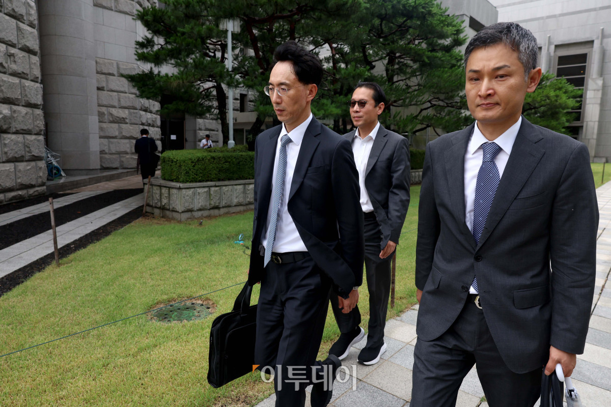 ▲ 이재용 삼성전자 회장이 10년 전 삼성물산과 제일모직 간 부당 합병과 회계 부정 혐의에 대해 무죄를 확정받았다. 17일 서울 서초동 대법원에서 열린 이 회장의 자본시장과 금융투자업에 관한 법률 위반 등 사건 상고심에서 무죄가 선고된 뒤 김유진 김앤장 법률사무소 변호사 등 이 회장 변호인단이 법정을 나서고 있다. (신태현 기자 holjjak@)