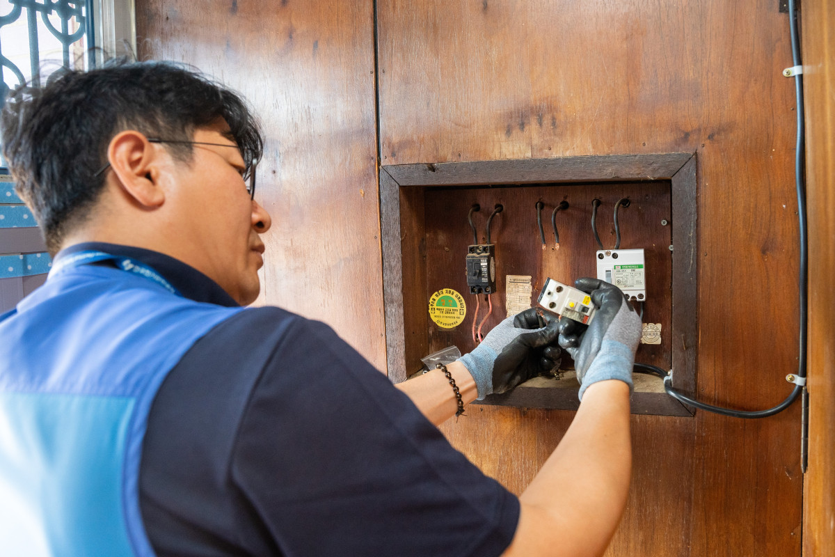 ▲한국전기안전공사 관계자가 노후한 누전차단기 교체작업을 하고 있다. (사진제공=한국전기안전공사)