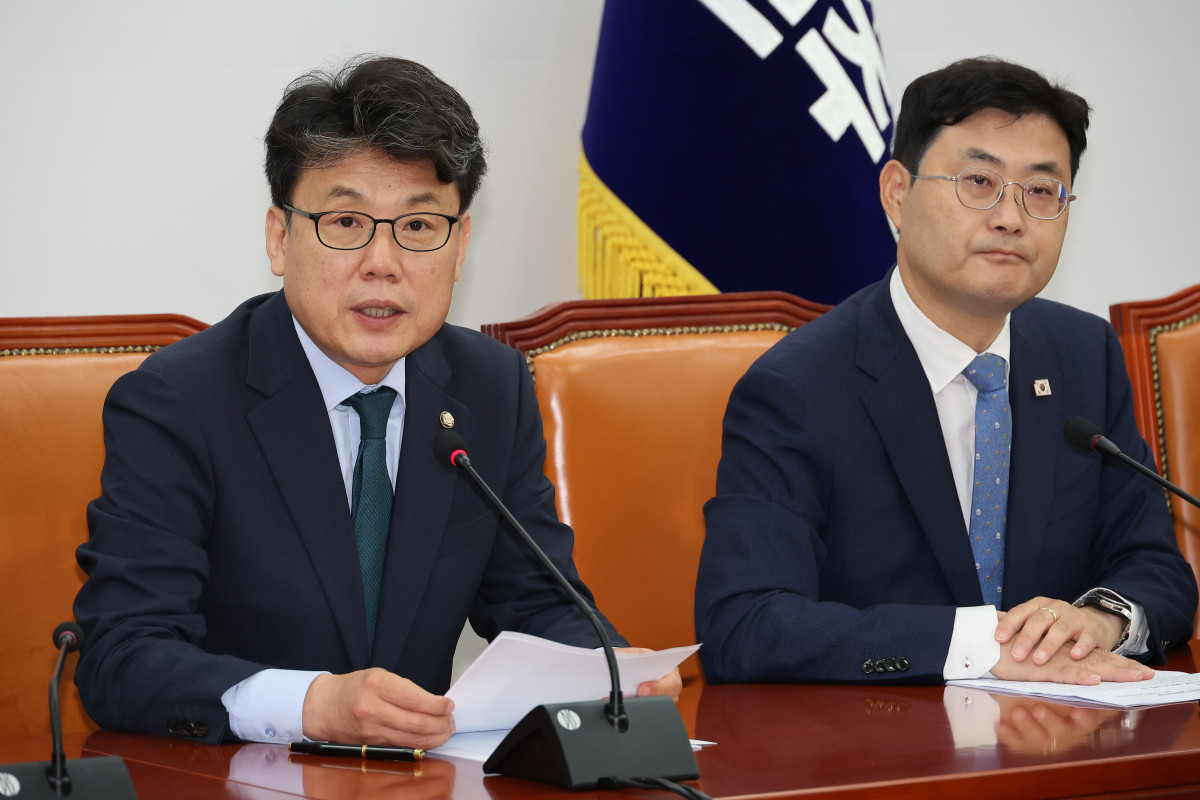 ▲진성준 더불어민주당 정책위의장이 8일 서울 여의도 국회에서 열린 더불어민주당 원내대책회의에서 발언하고 있다. (연합뉴스)