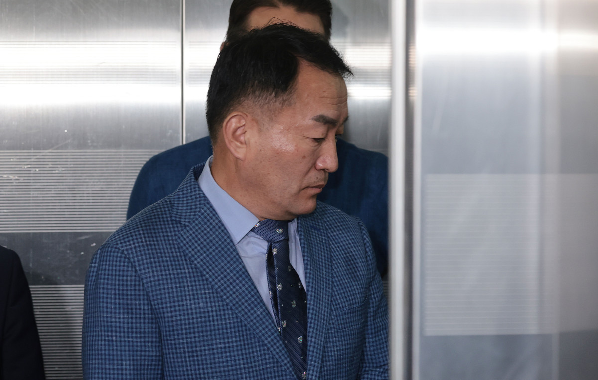 ▲김계환 전 해병대 사령관이 채상병 사건 수사방해 의혹 관련 2차 조사를 받기 위해 17일 서울 서초구 순직해병특검 사무실로 향하고 있다. (연합뉴스)
