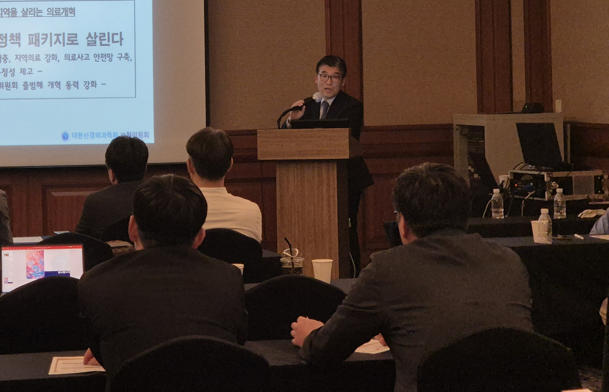 ▲지규열 연세하나병원장이 지난 12일 진행된 ‘대한척추외과-척추신경외과 보험위원회 합동 심포지엄’에 좌장으로 참여했다. (연세하나병원)