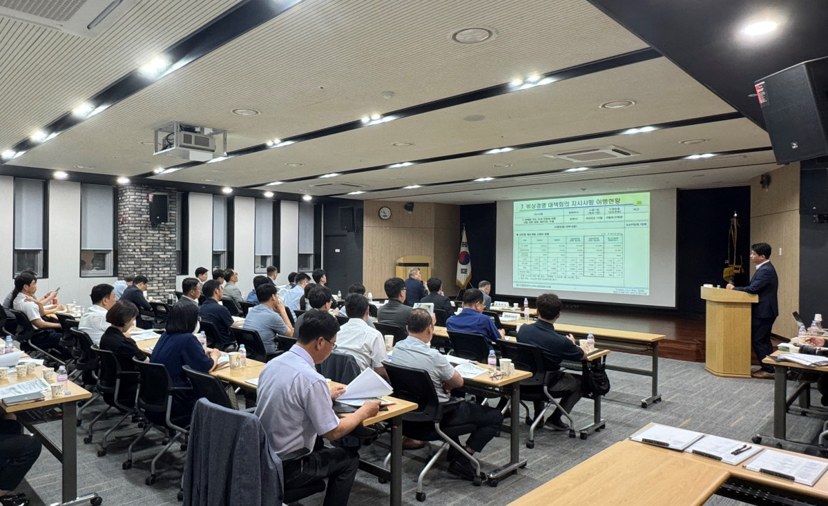 ▲장주익 조합장과 수원축협 임직원들이 17일 본점 청사 회의실에서 비상경영 대책 회의 중 발표를 듣고 있다. (수원축협)