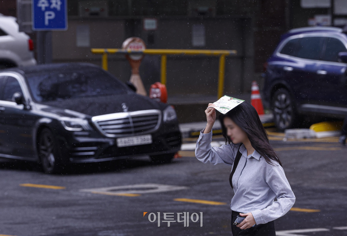 ▲전국 곳곳에서 강한 비가 내리며 침수와 하천 범람 등 호우 관련 피해가 발생한 17일 서울 청계천 일대에서 우산을 준비하지 못한 한 시민이 비를 피해 발걸음을 재촉하고 있다. 어제 오후 5시부터 서울 전역에 내려졌던 호우주의보는 이날 오전 해제됐다. 조현호 기자 hyunho@