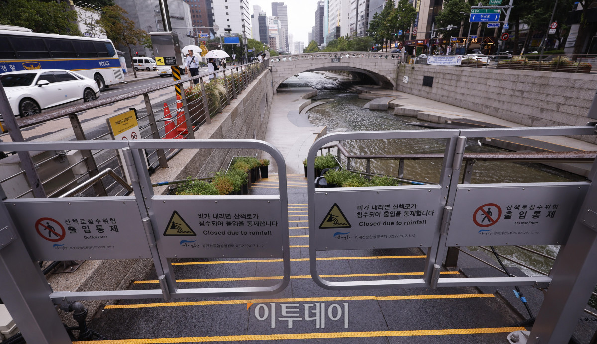 ▲전국 곳곳에서 강한 비가 내리며 침수와 하천 범람 등 호우 관련 피해가 발생한 17일 서울 청계천 출입이 통제되고 있다. 어제 오후 5시부터 서울 전역에 내려졌던 호우주의보는 이날 오전 해제됐다. 조현호 기자 hyunho@