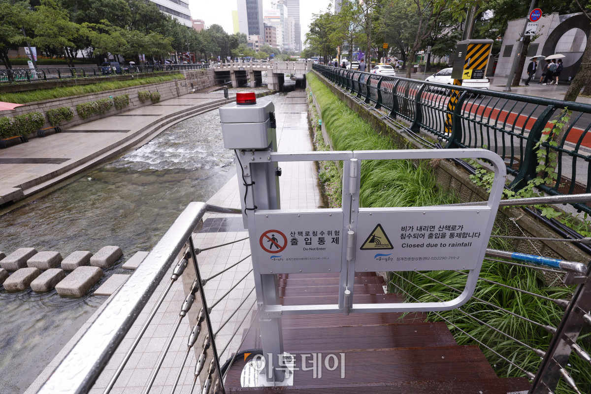 ▲전국 곳곳에서 강한 비가 내리며 침수와 하천 범람 등 호우 관련 피해가 발생한 17일 서울 청계천 출입이 통제되고 있다. 어제 오후 5시부터 서울 전역에 내려졌던 호우주의보는 이날 오전 해제됐다. 조현호 기자 hyunho@