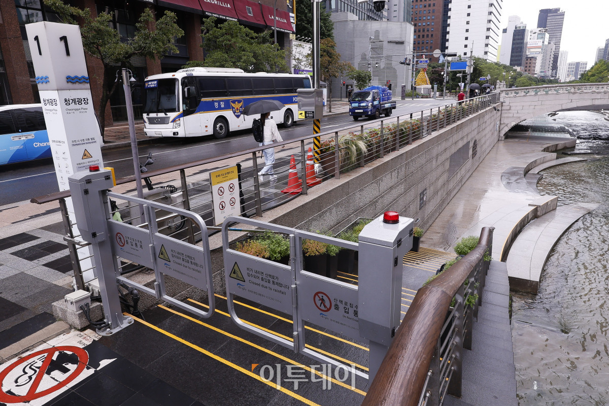 ▲전국 곳곳에서 강한 비가 내리며 침수와 하천 범람 등 호우 관련 피해가 발생한 17일 서울 청계천 출입이 통제되고 있다. 어제 오후 5시부터 서울 전역에 내려졌던 호우주의보는 이날 오전 해제됐다. 조현호 기자 hyunho@