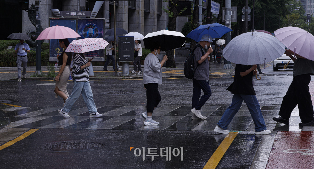 ▲전국 곳곳에서 강한 비가 내리며 침수와 하천 범람 등 호우 관련 피해가 발생한 17일 서울 청계천 일대에서 우산을 쓴 시민들이 비를 피해 발걸음을 재촉하고 있다. 어제 오후 5시부터 서울 전역에 내려졌던 호우주의보는 이날 오전 해제됐다. 조현호 기자 hyunho@