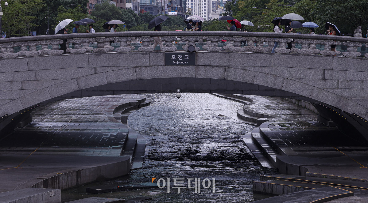▲전국 곳곳에서 강한 비가 내리며 침수와 하천 범람 등 호우 관련 피해가 발생한 17일 서울 청계천 일대에서 우산을 쓴 시민들이 비를 피해 발걸음을 재촉하고 있다. 어제 오후 5시부터 서울 전역에 내려졌던 호우주의보는 이날 오전 해제됐다. 조현호 기자 hyunho@