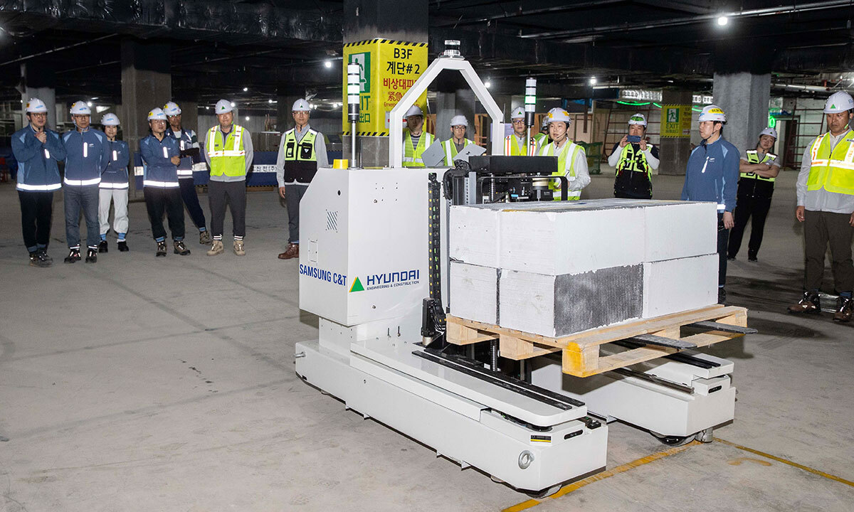 ▲삼성물산과 현대건설이 공동으로 개발한 건설 자재 운반 로봇의 모습. (사진제공=삼성물산)