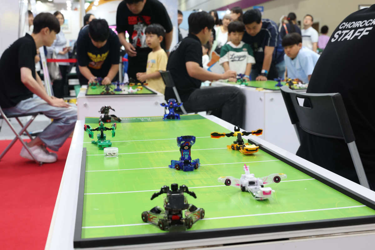 ▲17일 서울 강남구 코엑스에서 열린 ‘캐릭터 라이선싱 페어’에서 참관객들이 다양한 캐릭터 상품을 살펴보고 있다. 문화체육관광부가 주최하고 한국콘텐츠진흥원이 주관, 올해 24회 차를 맞이한 캐릭터 라이선싱 페어는 매년 10만 명 이상이 방문하는 국내 최대 규모의 캐릭터·콘텐츠 전시회다. 올해는 캐릭터, 애니메이션, 콘텐츠IP, 게임, 굿즈, 완구 등 다양한 품목의 총 510개 부스 전시가 20일까지 진행된다. 신태현 기자 holjjak@