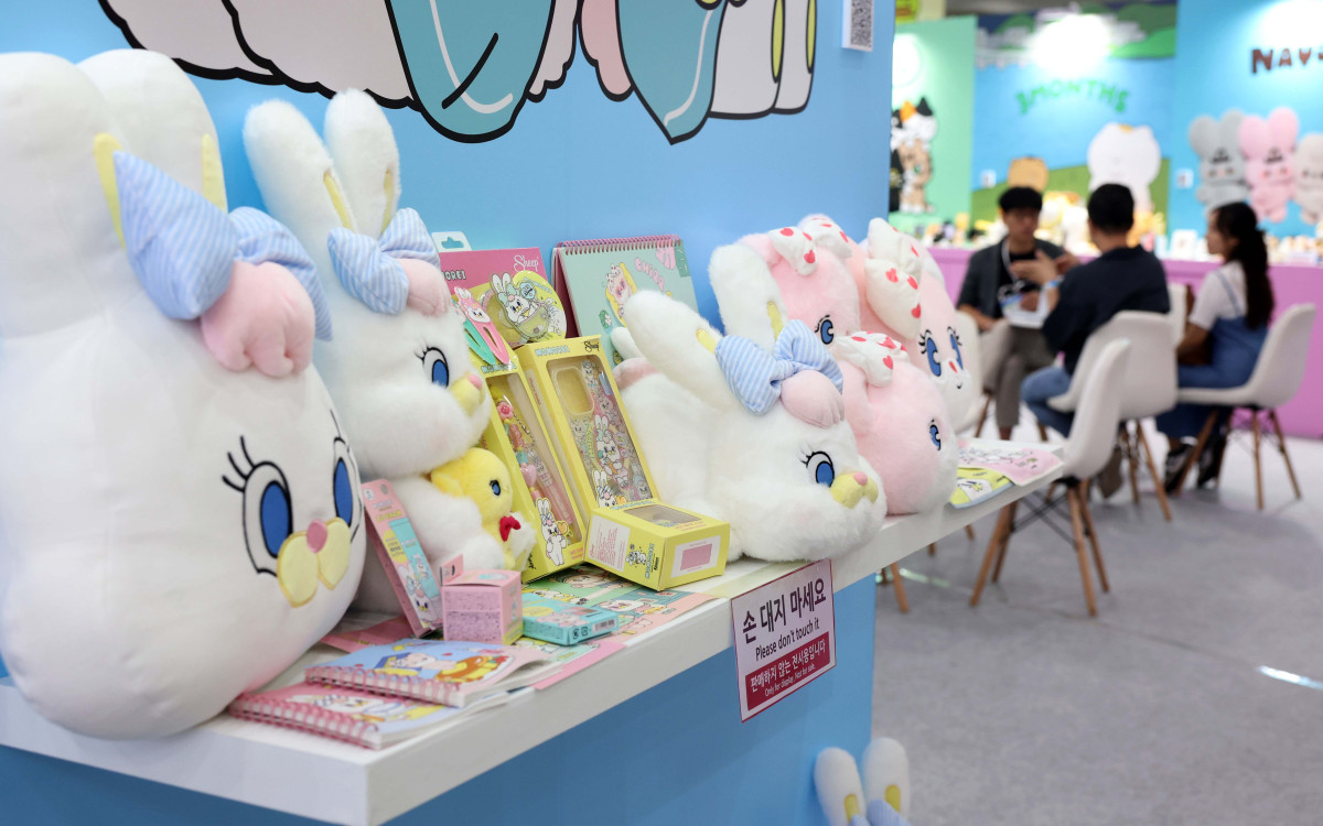 ▲17일 서울 강남구 코엑스에서 열린 ‘캐릭터 라이선싱 페어’에서 참관객들이 다양한 캐릭터 상품을 살펴보고 있다. 문화체육관광부가 주최하고 한국콘텐츠진흥원이 주관, 올해 24회 차를 맞이한 캐릭터 라이선싱 페어는 매년 10만 명 이상이 방문하는 국내 최대 규모의 캐릭터·콘텐츠 전시회다. 올해는 캐릭터, 애니메이션, 콘텐츠IP, 게임, 굿즈, 완구 등 다양한 품목의 총 510개 부스 전시가 20일까지 진행된다. 신태현 기자 holjjak@