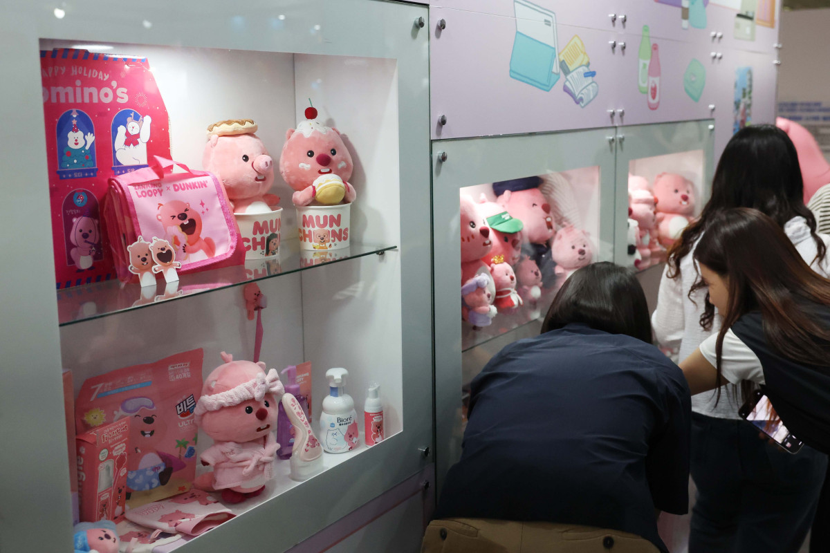 ▲17일 서울 강남구 코엑스에서 열린 ‘캐릭터 라이선싱 페어’에서 참관객들이 다양한 캐릭터 상품을 살펴보고 있다. 문화체육관광부가 주최하고 한국콘텐츠진흥원이 주관, 올해 24회 차를 맞이한 캐릭터 라이선싱 페어는 매년 10만 명 이상이 방문하는 국내 최대 규모의 캐릭터·콘텐츠 전시회다. 올해는 캐릭터, 애니메이션, 콘텐츠IP, 게임, 굿즈, 완구 등 다양한 품목의 총 510개 부스 전시가 20일까지 진행된다. 신태현 기자 holjjak@