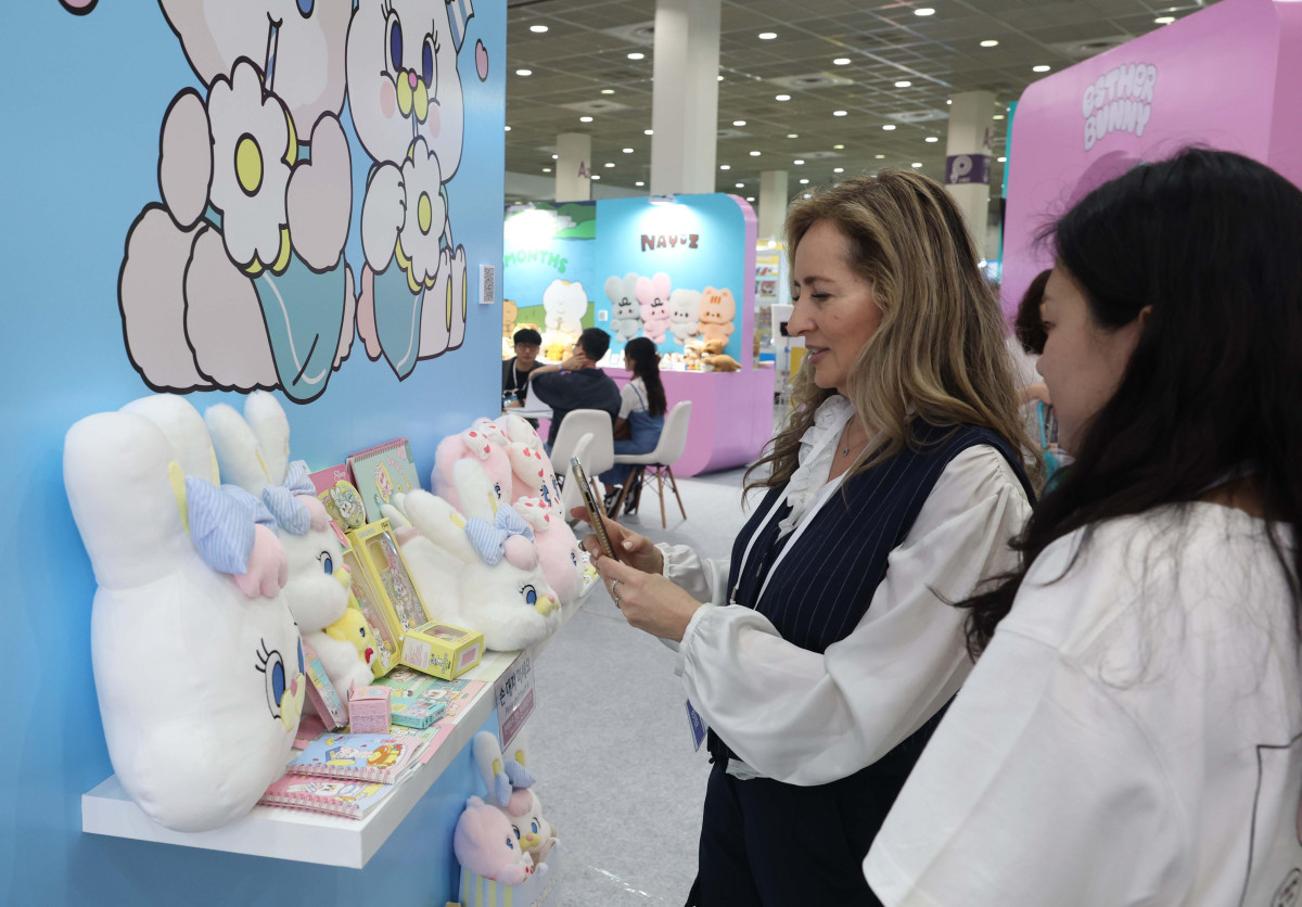 ▲17일 서울 강남구 코엑스에서 열린 ‘캐릭터 라이선싱 페어’에서 참관객들이 다양한 캐릭터 상품을 살펴보고 있다. 문화체육관광부가 주최하고 한국콘텐츠진흥원이 주관, 올해 24회 차를 맞이한 캐릭터 라이선싱 페어는 매년 10만 명 이상이 방문하는 국내 최대 규모의 캐릭터·콘텐츠 전시회다. 올해는 캐릭터, 애니메이션, 콘텐츠IP, 게임, 굿즈, 완구 등 다양한 품목의 총 510개 부스 전시가 20일까지 진행된다. 신태현 기자 holjjak@