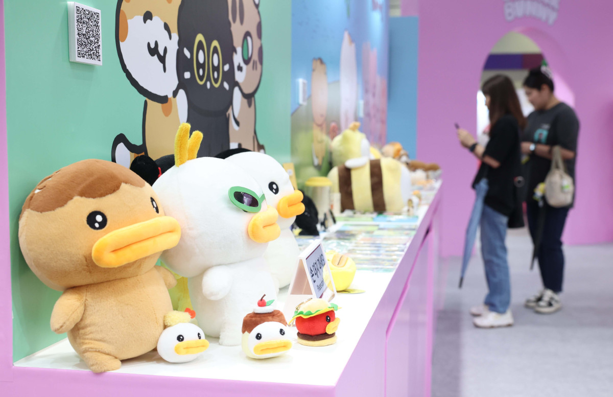 ▲17일 서울 강남구 코엑스에서 열린 ‘캐릭터 라이선싱 페어’에서 참관객들이 다양한 캐릭터 상품을 살펴보고 있다. 문화체육관광부가 주최하고 한국콘텐츠진흥원이 주관, 올해 24회 차를 맞이한 캐릭터 라이선싱 페어는 매년 10만 명 이상이 방문하는 국내 최대 규모의 캐릭터·콘텐츠 전시회다. 올해는 캐릭터, 애니메이션, 콘텐츠IP, 게임, 굿즈, 완구 등 다양한 품목의 총 510개 부스 전시가 20일까지 진행된다. 신태현 기자 holjjak@