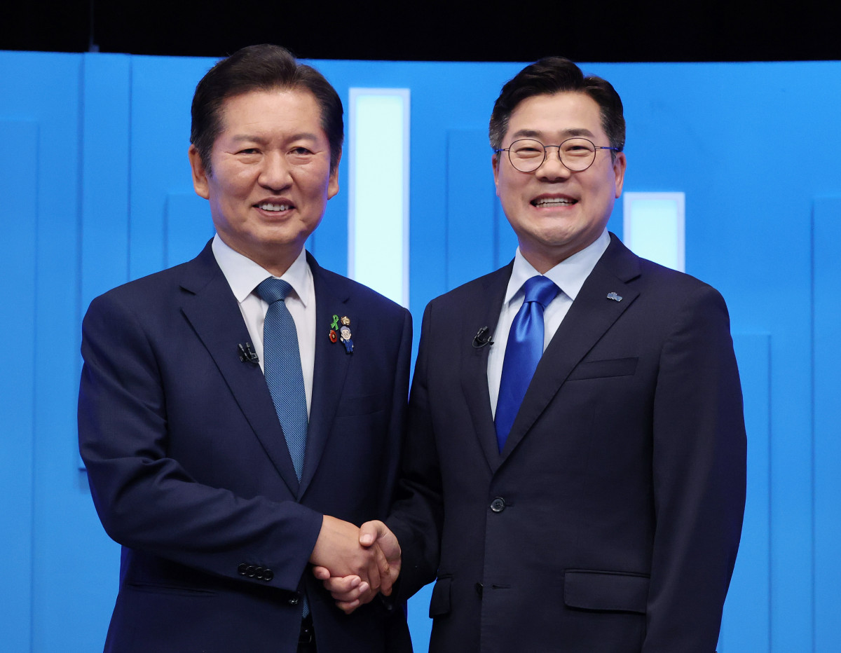▲정청래(왼쪽)·박찬대 더불어민주당 당대표 후보가 16일 서울 양천구 목동 SBS에서 TV토론회에 앞서 기념촬영을 하고 있다. (연합뉴스)