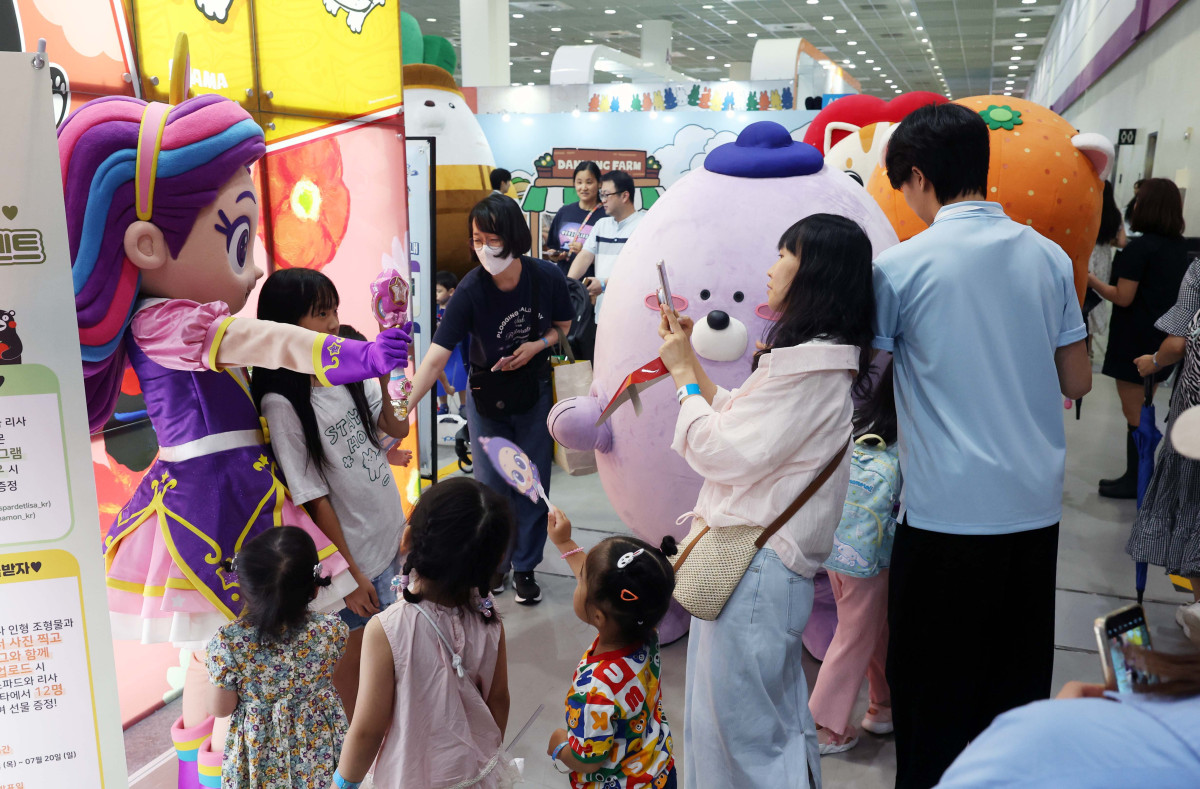 ▲17일 서울 강남구 코엑스에서  ‘캐릭터 라이선싱 페어’ 참가 캐릭터들이 퍼레이드를 펼치고 있다. 문화체육관광부가 주최하고 한국콘텐츠진흥원이 주관, 올해 24회 차를 맞이한 캐릭터 라이선싱 페어는 매년 10만 명 이상이 방문하는 국내 최대 규모의 캐릭터·콘텐츠 전시회다. 올해는 캐릭터, 애니메이션, 콘텐츠IP, 게임, 굿즈, 완구 등 다양한 품목의 총 510개 부스 전시가 20일까지 진행된다. 신태현 기자 holjjak@