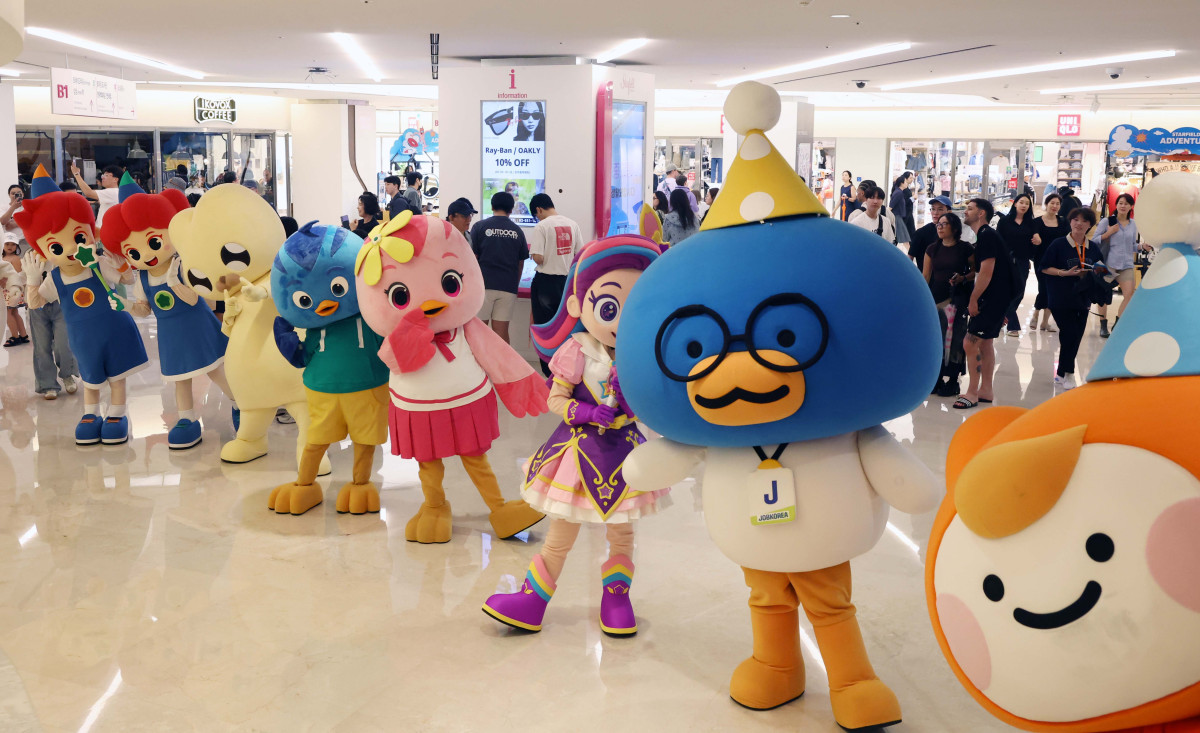 ▲17일 서울 강남구 코엑스에서  ‘캐릭터 라이선싱 페어’ 참가 캐릭터들이 퍼레이드를 펼치고 있다. 문화체육관광부가 주최하고 한국콘텐츠진흥원이 주관, 올해 24회 차를 맞이한 캐릭터 라이선싱 페어는 매년 10만 명 이상이 방문하는 국내 최대 규모의 캐릭터·콘텐츠 전시회다. 올해는 캐릭터, 애니메이션, 콘텐츠IP, 게임, 굿즈, 완구 등 다양한 품목의 총 510개 부스 전시가 20일까지 진행된다. 신태현 기자 holjjak@