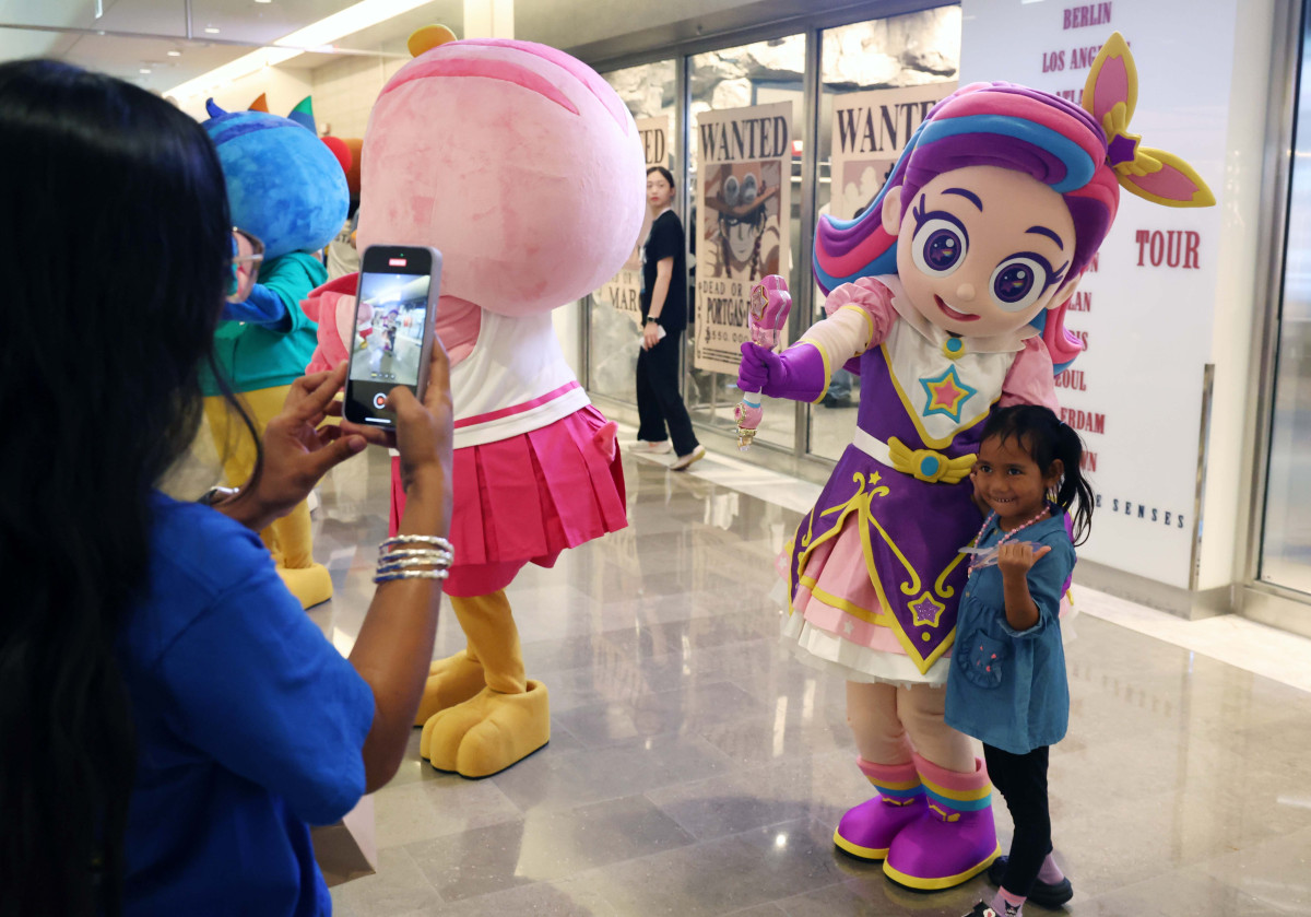 ▲17일 서울 강남구 코엑스에서  ‘캐릭터 라이선싱 페어’ 참가 캐릭터들이 퍼레이드를 펼치고 있다. 문화체육관광부가 주최하고 한국콘텐츠진흥원이 주관, 올해 24회 차를 맞이한 캐릭터 라이선싱 페어는 매년 10만 명 이상이 방문하는 국내 최대 규모의 캐릭터·콘텐츠 전시회다. 올해는 캐릭터, 애니메이션, 콘텐츠IP, 게임, 굿즈, 완구 등 다양한 품목의 총 510개 부스 전시가 20일까지 진행된다. 신태현 기자 holjjak@