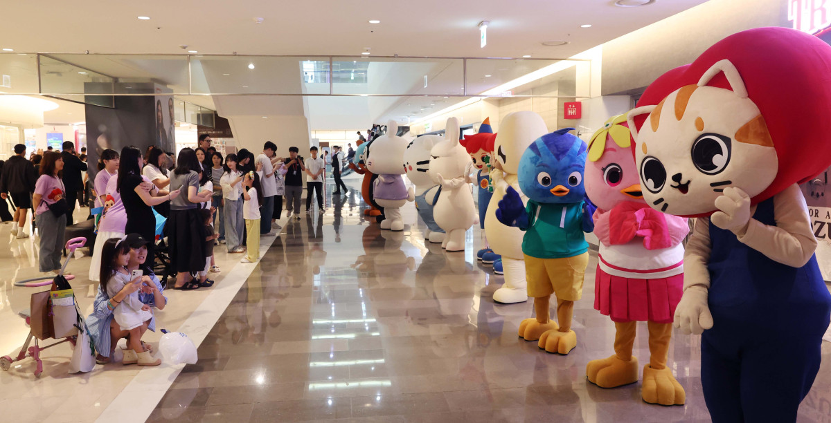 ▲17일 서울 강남구 코엑스에서  ‘캐릭터 라이선싱 페어’ 참가 캐릭터들이 퍼레이드를 펼치고 있다. 문화체육관광부가 주최하고 한국콘텐츠진흥원이 주관, 올해 24회 차를 맞이한 캐릭터 라이선싱 페어는 매년 10만 명 이상이 방문하는 국내 최대 규모의 캐릭터·콘텐츠 전시회다. 올해는 캐릭터, 애니메이션, 콘텐츠IP, 게임, 굿즈, 완구 등 다양한 품목의 총 510개 부스 전시가 20일까지 진행된다. 신태현 기자 holjjak@