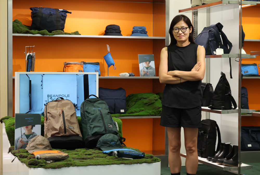 ▲김인희 빈폴액세서리 팀장이 23일 서울 영등포구 빈폴 타임스퀘어점에서 ‘애니웨더’ 라인과 함께 포즈를 취하고 있다.  (사진=신태현 기자 holjjak@)